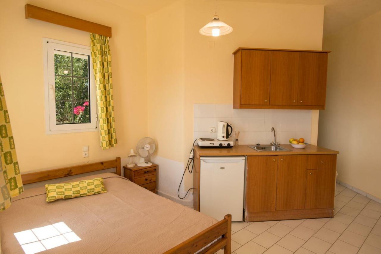 Kazakis Nikos Rooms Pitsidia Exterior photo